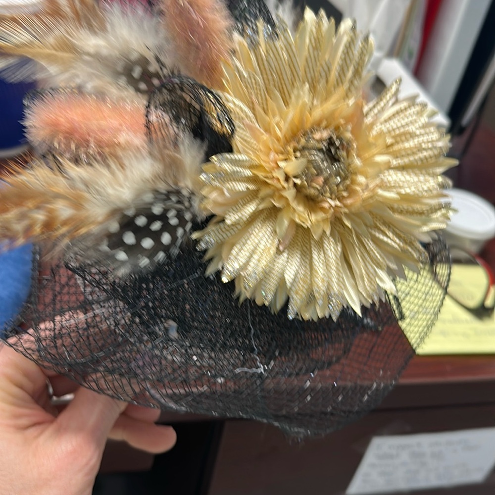Fascinator black cream with feathers